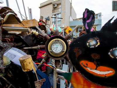 Sono cos� finiti nel cassonetto l�orologio realizzato con il timone di una barca...